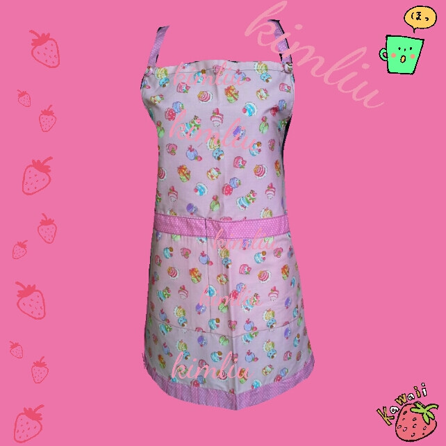 home aprons kimliu Chiangmai Thailand 泰国清迈 李金柳-围裙家 ผลิต จำหน่าย แฟชั่นผ้ากันเปื้อน 生产 销售 时尚围裙 FASHION APRONS /时尚围裙/แฟชั่นผ้ากันเปื้อน Apron Design /设计围裙/ ออกแบบผ้ากันเปื้อน CHEF HATS/厨师帽子/หมวกกุ๊ก GLOVE. /防热手套/ถุงมือกันรัอน COTTON BAG/ 布袋/ถุงผ้า 时间：每周星期日 地址：清迈周日Tapae夜市 3 Zone On Sunday Market Chiang