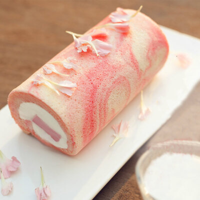 草莓酸奶蛋糕卷 纯手工，入口就是浓醇的奶香和甜爽的草莓味。现草莓季已过，酸奶草莓卷恢复奶冻。