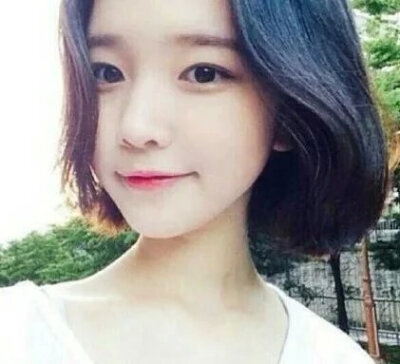 萌系短发，嘴角浅笑