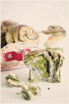 『抹茶手撕面包』 用料 高筋面粉190克牛奶125克鸡蛋液30克糖20克盐1克黄油15克干酵母3克细砂糖（夹心材料）10克抹茶粉（夹心材料）5克鸡蛋液（夹心材料）适量 做法 用后油法将面团揉至完全阶段，可撑开大片薄膜，室温发酵；发酵直至面团2.5倍大，排气滚圆，松弛15分钟；擀成长方形，刷上鸡蛋液，撒上细砂糖和抹茶粉，留2-3CM空白；由下至上卷起来中间切一刀，一头不要切断，把切断的两条拧成麻花状，盘起来，收口朝下，放进6寸大小的面包纸膜里； 等到面团涨到和纸膜大的时候，入烤箱烤了。中层，上下火180度，30分钟。