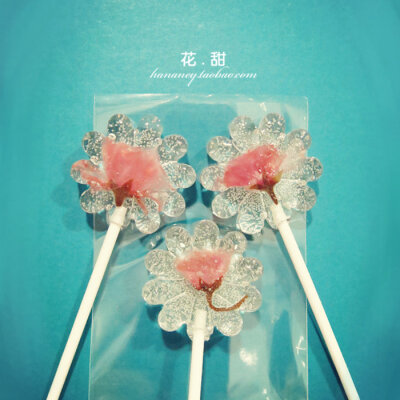 日本樱花棒棒糖 这个糖果保留了樱花的味道，水晶部分是香草口味的，送一束樱花棒棒糖当礼物吧！