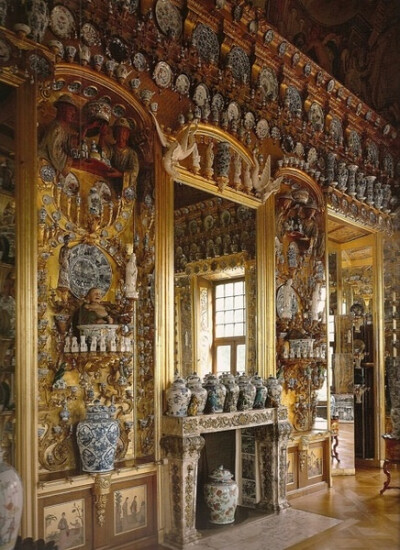 夏洛滕堡宫 Charlottenburg Palace“瓷器室”与1706年完成。十七世纪中叶起，整个欧洲的贵族收都在收集瓷器，热衷装饰 &amp;quot;中国橱柜&amp;quot; 房间，在所有柜子和架子上都摆满瓷器，有时甚至直接放在地板上