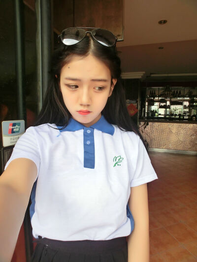 恍恍惚惚就跟着时针转了好多圈 日历也一张一张撕了个遍 偶然间走到哪一点就又想起当年哪一天 来了的走了的一直都在的 你看时间过得真快 一晃又到夏天 来不及好好感谢也来不及好好说再见 by：qvibi