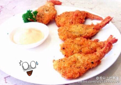 【黄金凤尾虾】做法步骤：1）虾清洗干净去虾线、虾头、虾壳。 2）再次洗净，用黑胡椒粉、盐、料酒腌制20分钟。 3）一颗鸡蛋打散(加少量料酒和白醋去腥)。4）腌制好的虾均匀地裹上玉米淀粉，放入蛋液中，再放入面包糠…