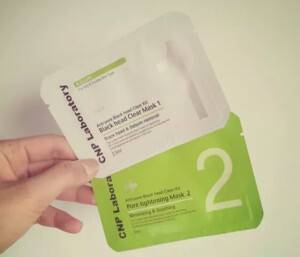 #安利好货#cnp鼻贴 鼻贴比较火的应该是猪鼻贴，但是那货撕起来太痛了，第三部的收缩毛孔然并卵这个鼻贴的话第一步是导出，撕掉导出鼻贴会看到黑头都浮在鼻子上，用赠送的棉棒刮掉进行第二步收缩毛孔就好了没有猪鼻贴麻烦，感觉效果比猪鼻贴好