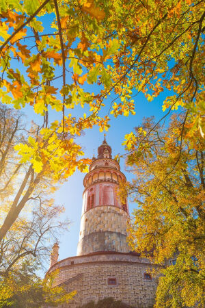 Český Krumlov, Czech Republic。捷克克鲁姆洛夫，位于南波西米亚的迷人小镇克鲁姆洛夫是世界上最美的几座城市之一。它被宽阔蜿蜒的伏尔塔瓦(Vltava)河环抱着，在河谷的对岸以城堡为中心的中世纪的城市一望无边，令人惊叹。大部分建筑建于14世纪到17世纪之间，多为哥特式和巴洛克式风格。整个小镇被流经该处的马蹄铁形的、宽阔蜿蜒的伏尔塔瓦河环抱着，而著名的城堡则建在河的对岸，风采依然。登高远眺，以城堡为中心的中世纪城市一望无边，令人惊叹。1992年，联合国教科文组织宣布授予它世界文化和自然双重遗产的头衔。