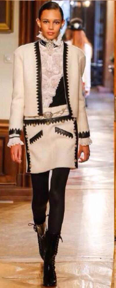 CHANEL Pre-Fall 2015 - &amp;quot;Paris-Salzburg&amp;quot;.只要老佛爷不刻意寻求费解的突破,以丑闻名的CHANEL其实还是可以实用又美好的,比如2015早秋.通过经典斜纹呢外套的改良,将古典意味的细节融入其中.CHANEL…