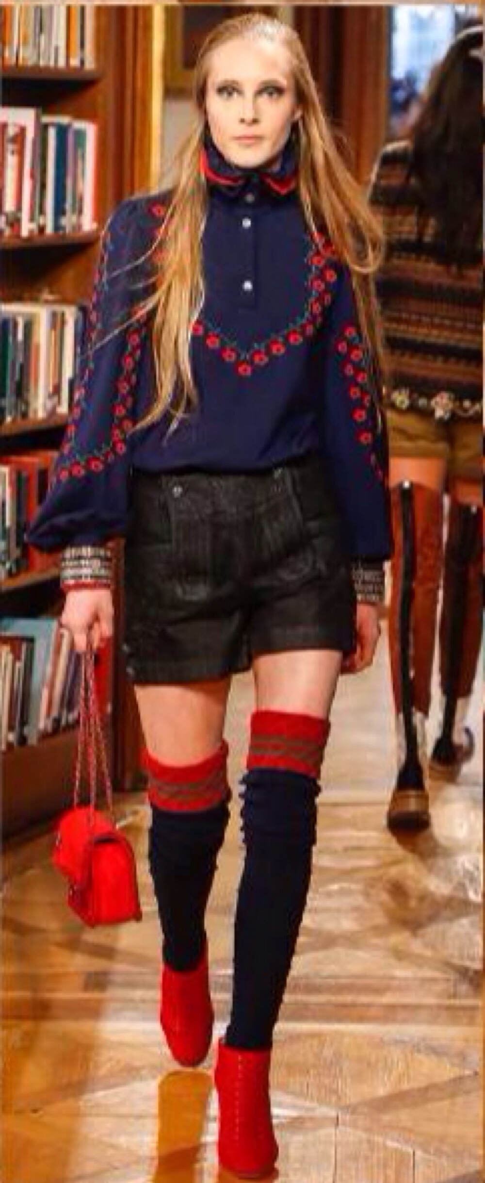 CHANEL Pre-Fall 2015 - &amp;quot;Paris-Salzburg&amp;quot;.只要老佛爷不刻意寻求费解的突破,以丑闻名的CHANEL其实还是可以实用又美好的,比如2015早秋.通过经典斜纹呢外套的改良,将古典意味的细节融入其中.CHANEL早秋一直着重展现旗下高级手工坊技艺,2015来到奥地利的萨尔茨堡,这也是莫扎特的出生地和[音乐之声]拍摄地.