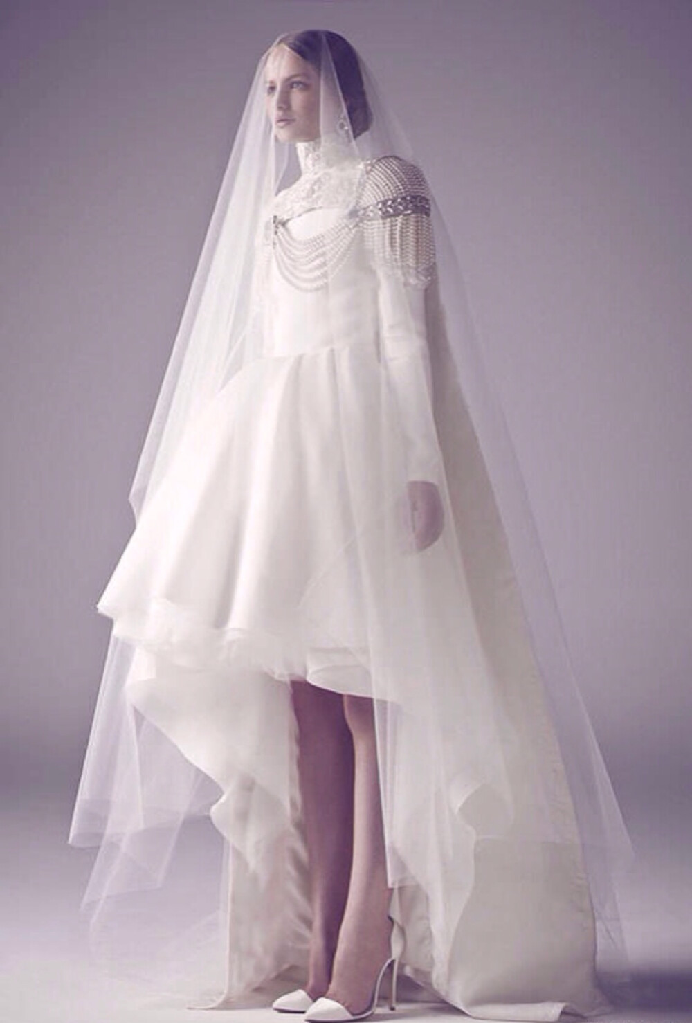 Ashi Studio Bridal F/W 2015 Couture Collection.婚纱的主题除了纯净优雅,仙气缭绕也是重点.Ashi Studio的2015秋冬定制婚纱既有高贵古典的刺绣长袍,也有别致褶皱的不对称裙摆.一生中最重要的时刻,姑娘们当然要彻彻底底做一次梦幻的仙女才行.