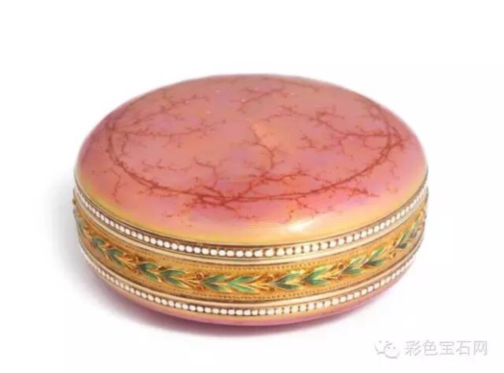 粉色梳妆盒，by Fabergé。俄国珠宝匠Michael Perchin. St. Petersburg制作，1899年。曾由沙皇亚历山大二世的孙女——罗马尼亚皇后收藏。