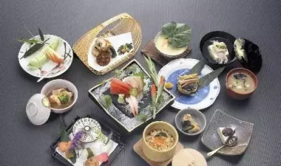 #怀石料理#大名鼎鼎的菊乃井怀石料理的总部正是位于京都。每年大量来自全球各地的食客们为了品尝最地道的怀石料理不惜“打飞的”来此。菊乃井正统的11道料理中，每道菜都精致入微，手网寿司、鸭肉都是顶级美味。其中…