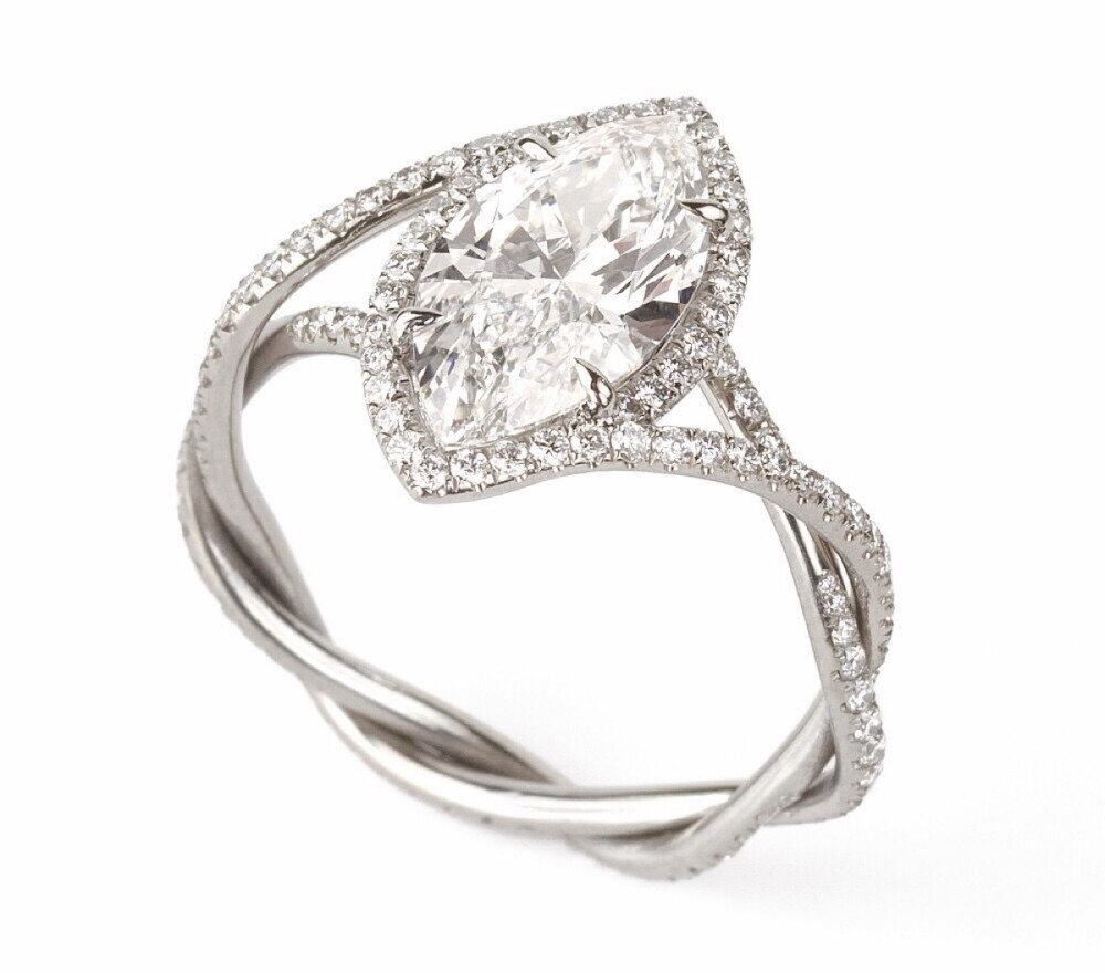 I Do 订婚戒，by Glenn Spiro 主石为一颗榄尖形切割钻石，戒托采用钛合金材质，采用小颗钻石点缀。