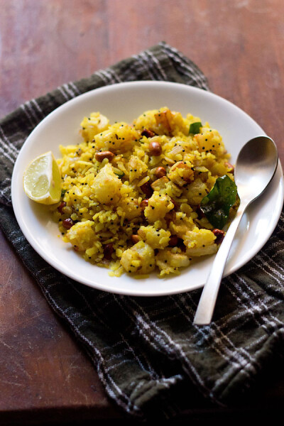 Poha（印度炒饭） 1. 加热平底锅炒适量花生 2. 米饭用姜黄粉和微量盐混合染黄 3. 土豆切小块之后炒熟 4. 热油加孜然粉，茴香，洋葱碎，土豆碎，花生炒香 5. 再加入米饭翻炒，加入一点盐即可，上锅时撒上一点柠檬汁即…