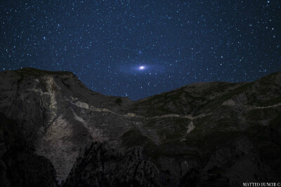 每日一天文图，阿尔卑斯山后方升起的仙女座大星系，9月起北半球观星者彻夜可见M31。