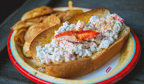 Lobster-Roll 有很多美食隐藏在公园的深处，耐心寻找也许会发现位于鬼屋出口右边的海港厨房的龙虾卷。点一份奶油烤卷蛋黄酱龙虾沙拉，美味足以让你忘记万恶的卡路里。 地址：海港厨房，小国，迪斯尼乐园