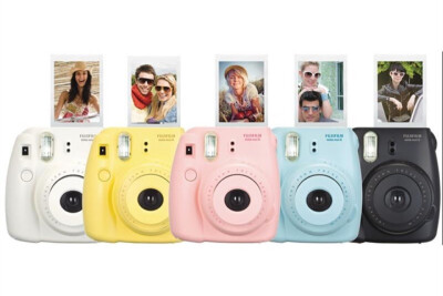 Instax mini 8， $100 左右带20张胶卷，但之后每个胶卷$1的说～好可爱，喜欢蓝色和粉色的