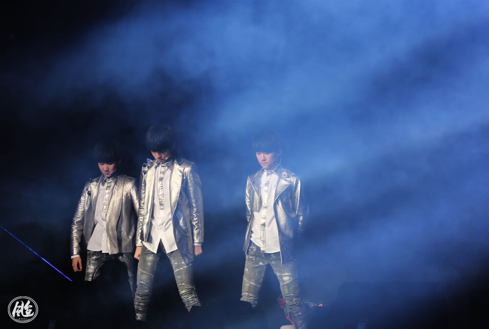 TFBOYS cr.logo