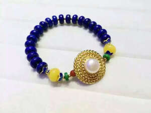 天然青金石8mm盘珠单圈手链~搭配天然淡水珍珠扭线925配件，天然蜜蜡、松石、南红，很秀气的一款喔，有珍珠的点缀整体效果超级仙~