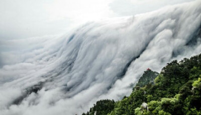 網(wǎng)友一百李 拍攝到江西廬山百年不遇的奇景：瀑布云，仙氣十足，簡直美到炸??！