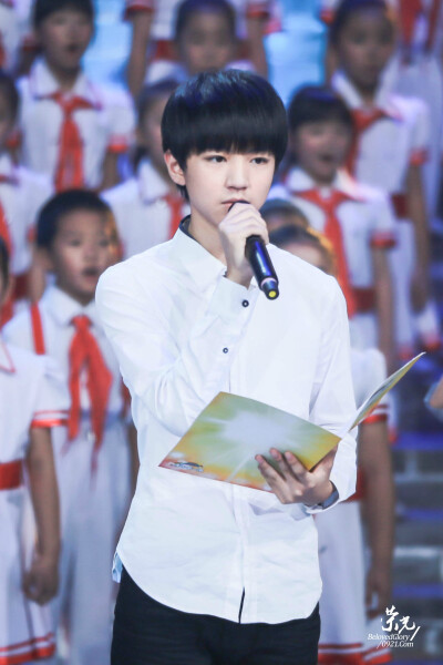 #王俊凯# #TFBOYS王俊凯# #TFBOYS#150819 开学第一课录制 cr：BelovedGloryWJK荣光