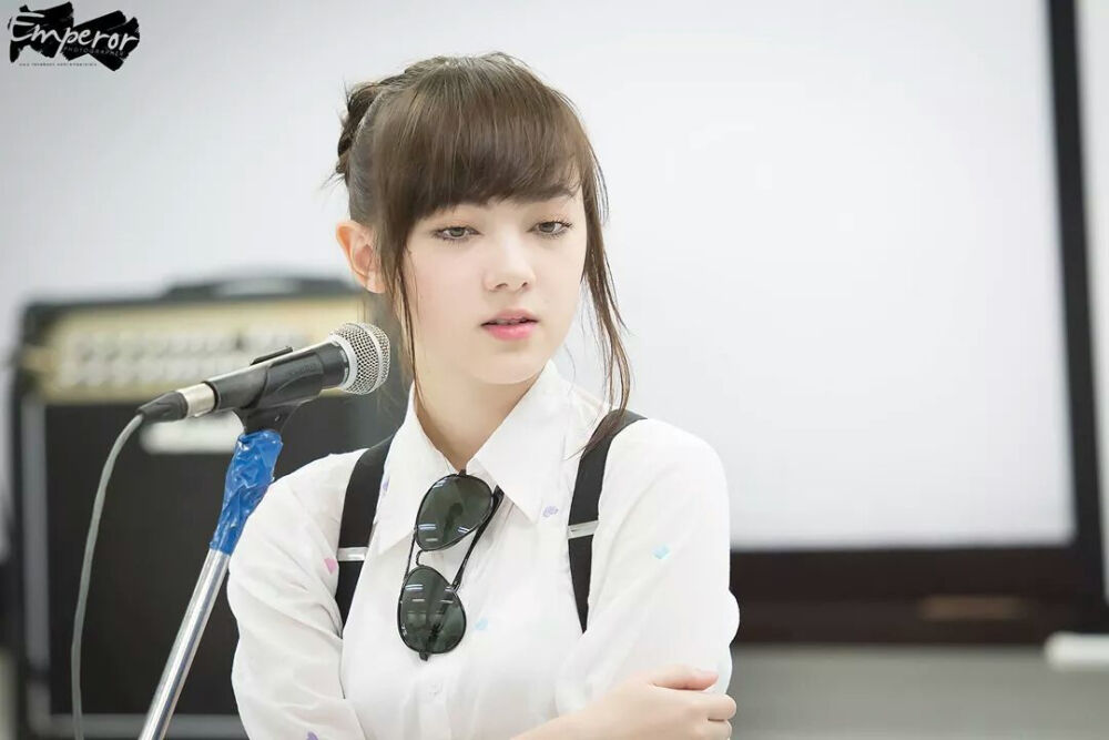 生于2000年7月30日的一位泰国混血小美女,是youtube上知名的翻唱歌手