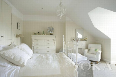 纯净的单色系，简单的家居，塑造成一个整洁纯净的卧室空间，简约风就是这么简单！