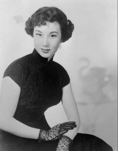 李丽华，原籍河北，京剧名伶李桂芳之女。十二岁移居北平，从师学京剧。十六岁入上海艺华影片公司，1940年因主演《三笑》而知名。