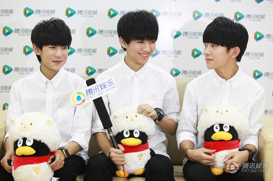 TFBOYS cr.logo