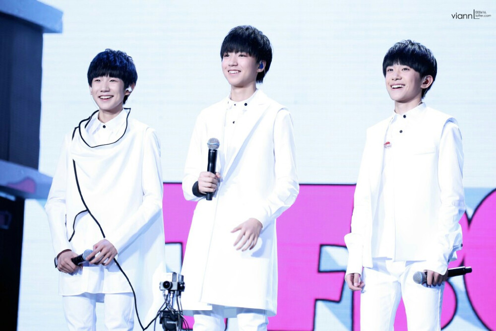 TFBOYS cr.logo