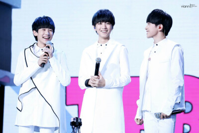 TFBOYS cr.logo