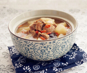 【羊肉萝卜汤】材料：羊肉、红枣、白萝卜、枸杞、盐、姜、料酒 做法：1.泡好的羊肉切小块，与姜片、料酒、清水放锅里煮，煮出浮沫关火。2.羊肉清洗干净加红枣姜片开始炖煮，煮沸后中小火煲1个半小时左右。3.炖汤的时候准备白萝卜，将白萝卜削皮，切小块，炖好了之后加入白萝卜，炖好的羊肉汤，加入枸杞和盐稍微煮一会儿就OK了。