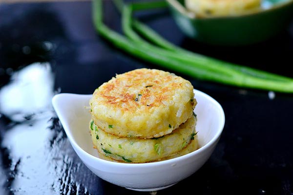 【米香鳕鱼饼】材料：鳕鱼一块、剩米饭1碗、鸡蛋3个、面粉60g、蒜瓣2个 小香葱适量、盐2茶匙、白胡椒1茶匙、鸡精半茶匙、香油半茶匙 做法：1.鸡蛋打散，小香葱，蒜切碎，鳕鱼切块，用盐和料酒腌下。2.鳕鱼在锅中捣成泥，盆里倒入剩米饭、面粉、鸡蛋、小香葱、蒜末、盐、白胡椒、鸡精搅拌均匀。3.加入鳕鱼泥和香油搅拌上劲，用手拍成圆饼，放入锅中煎制，煎到两面呈金黄色即可。