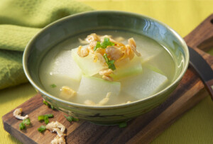 【海米冬瓜汤】材料：冬瓜500g、海米50g、姜适量、枸杞适量、盐适量、花生油适量、白酒、料酒少许 做法：1、海米洗去沙尘浸泡一会儿，冬瓜去皮去瓤洗净切1～1.5cm厚的块，姜切丝，枸杞洗净。2、热锅入适量油，润锅倒入冬瓜翻炒至表面微微焦黄，倒入海米连同泡海米的水，再加没过冬瓜的温水，放入姜丝，加少许白酒或料酒，大火煮开，加盐转小火慢炖。3、熬至汤水浓白，冬瓜透明，倒入枸杞再熬两分钟，最后加入少许鸡粉搅匀关火出锅。