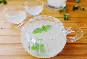 【冬瓜薏米茶】材料：冬瓜1500克、薏米180克、冰糖适量 做法：1.把薏米洗净倒入电压力锅中，加满水开电压30分钟。煮好的薏米连水一起移入大点的汤锅中。 2.把冬瓜去瓤切片，加入汤锅中，大火烧开后转中火煮约20分钟，最后加入适量冰糖煮至冰糖溶化即可。