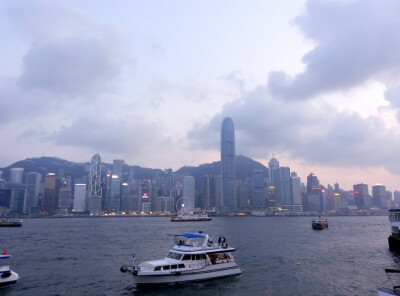 香港维多利亚港傍晚景，如此亲切