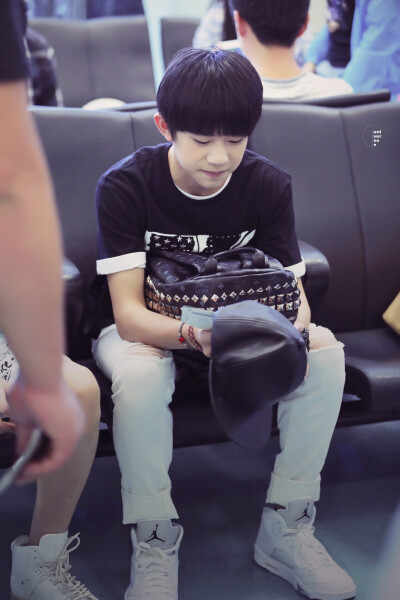 易烊千玺 tfboys cr: logo