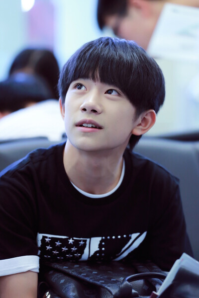 易烊千玺 tfboys cr: logo