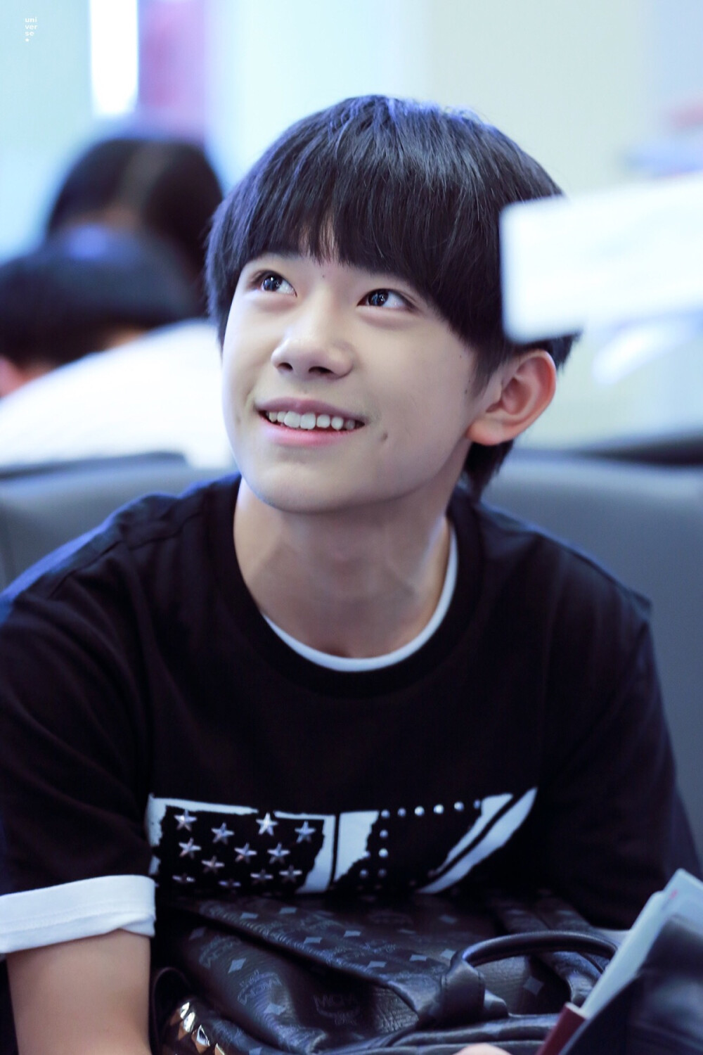 易烊千玺 tfboys cr: logo