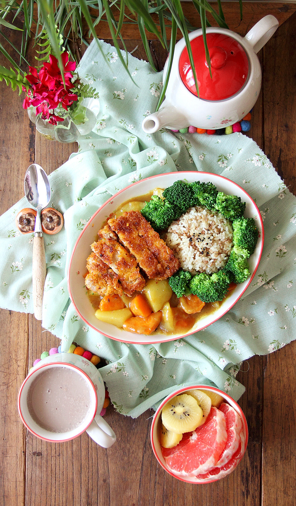 周三早餐：鸡排咖喱饭+红豆米糊+水果。昨晚翻冰箱只找到鸡腿，那就炸鸡排吧，我喜欢带皮特别香（炸出来特别酥香软嫩）。米糊里放了红豆薏仁黄豆红枣，淡淡的甜味营养好喝~清爽水果葡萄柚和猕猴桃。