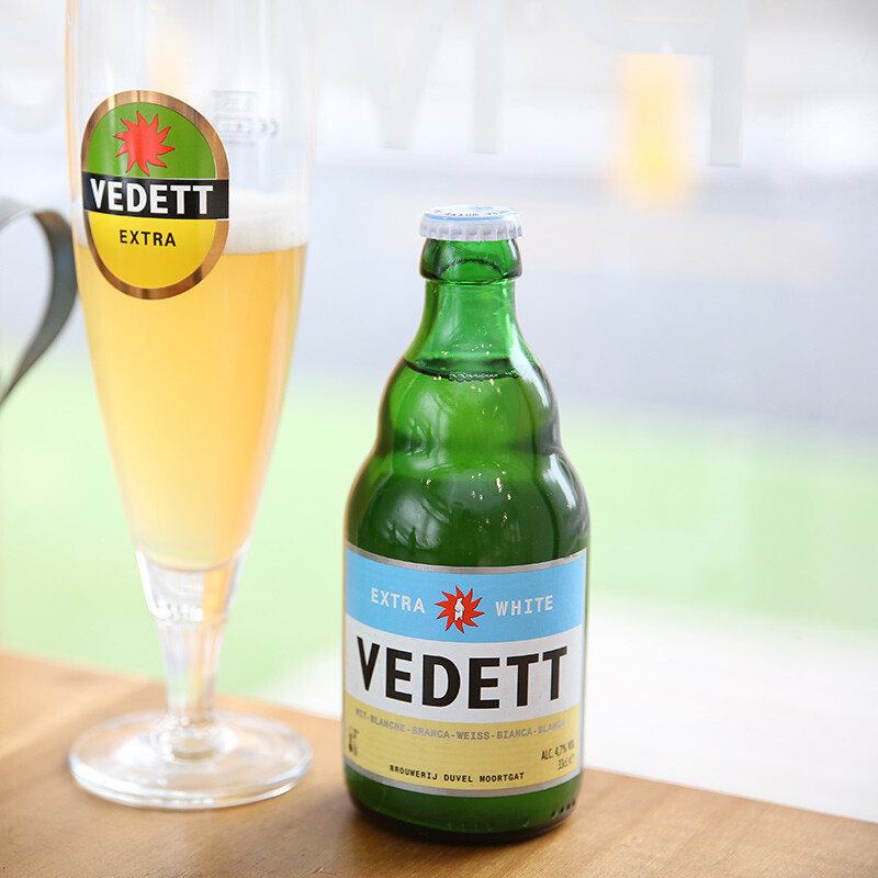 #高颜值啤酒#Vedett White白熊啤酒 | 4.7% vol 口味：清淡 颜值指数 ★★★★ 醉感 ★★★ 推荐指数 ★★★★ 一个神秘人士v (22岁 设计师):比较适合姑娘喝的酒~瓶子比较讨人喜欢!!! Cinzia孙弯弯 (26岁 设计师):非常适合夏天午后，口感清爽，瓶子造型也很可爱，就像胖胖的白熊。