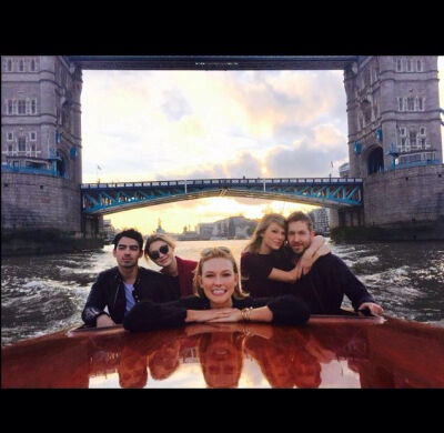 Joe Jonas Gigi handid, Karlie Kloss, Taylor Swift and boyfriend Calvin Harris &amp;quot;Little known fact: karlie is secretly a unofficial historian/London tour guide. kind of.&amp;quot; Taylor swift …