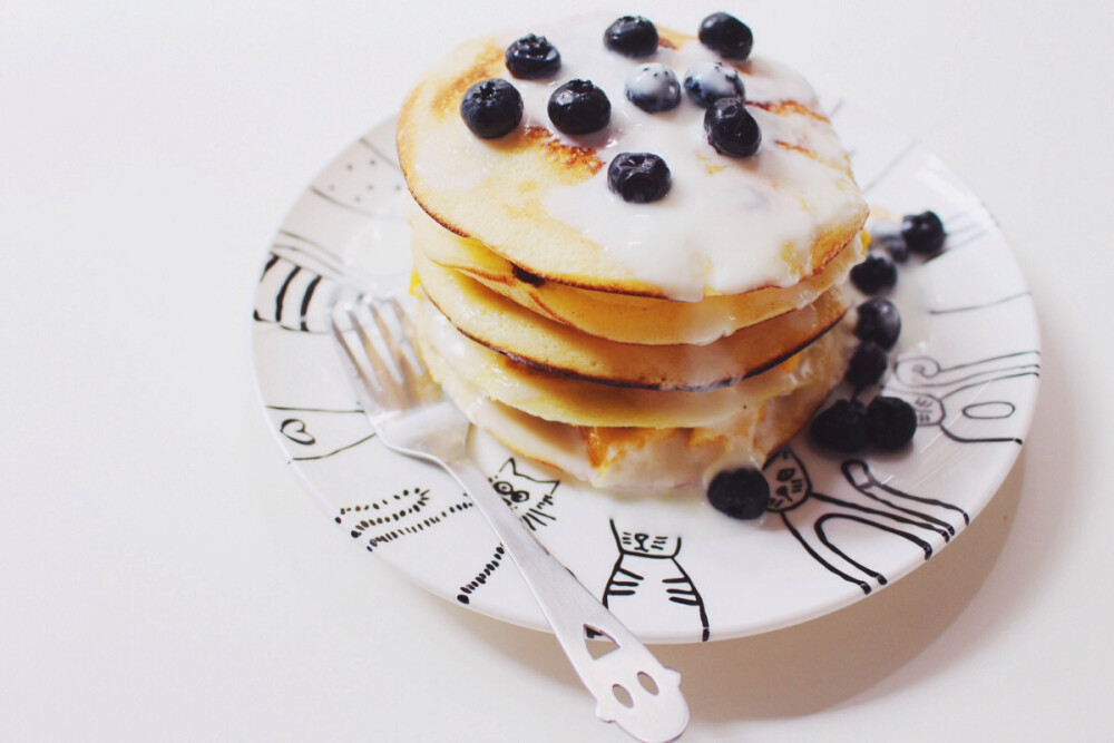 【奶油芒果蓝莓pancake】又是一个加了好多料的，这是第三次做了，每一次都是痛苦加不满意然后下一次继续再接再厉的失败…这次还算比较成功的了，这个得趁热吃真的很棒！