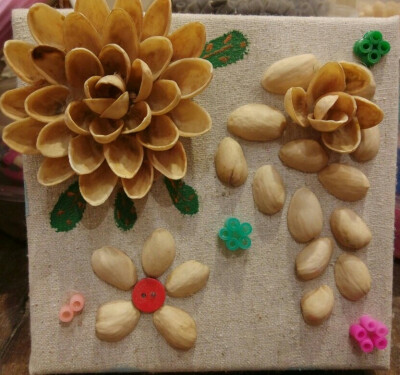 利用开心果壳和废旧麻布做的一个小花