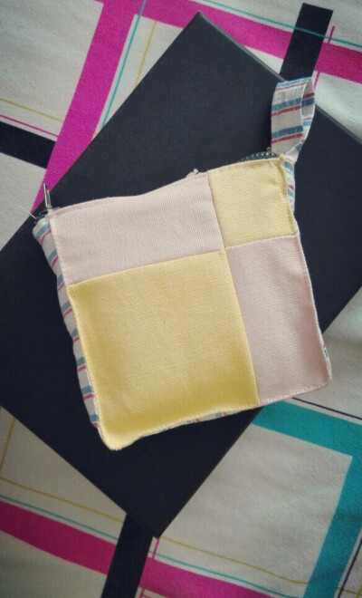 同一块布做的零钱包，，