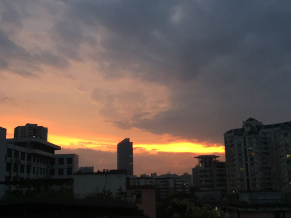 窗台美景 夕阳 一条金色的彩带破开天空