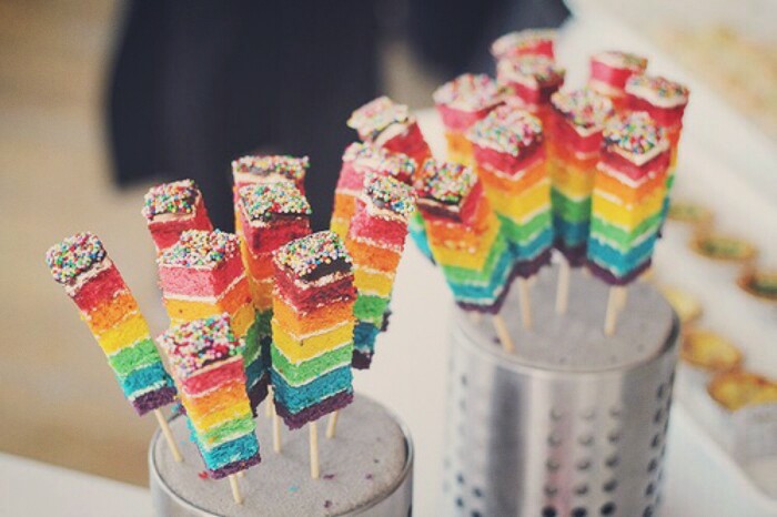 彩虹，巧克力蛋糕棒。