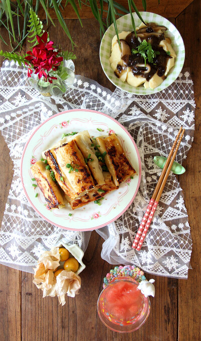 周四早餐：圆白菜猪肉锅贴+鸡蛋豆腐脑+葡萄柚蜂蜜水+菇娘。家里还剩点肉馅化了加上半个圆白菜，锅贴做起来。一个肥肥的锅贴放在锅里嗞嗞煎，脆底配着多多的猪肉馅真是香死啦，一般做两顿，会冻上一盘（犯懒时备用）…