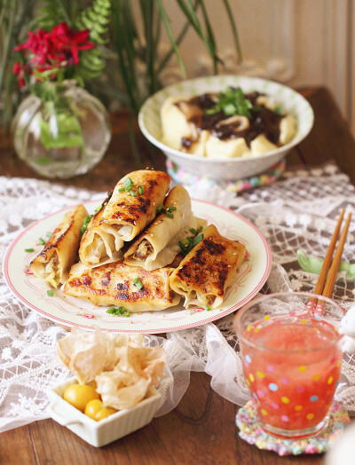 周四早餐：圆白菜猪肉锅贴+鸡蛋豆腐脑+葡萄柚蜂蜜水+菇娘。家里还剩点肉馅化了加上半个圆白菜，锅贴做起来。一个肥肥的锅贴放在锅里嗞嗞煎，脆底配着多多的猪肉馅真是香死啦，一般做两顿，会冻上一盘（犯懒时备用）…