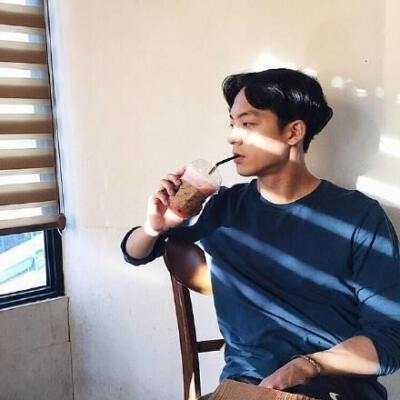 I do not have the so-called safe harbor, even if the wind and then the heavy rain again, I have to go alone. 我没有所谓的避风港 即使风再大雨再狂我都得独自走一场.