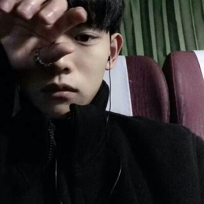 I do not have the so-called safe harbor, even if the wind and then the heavy rain again, I have to go alone. 我没有所谓的避风港 即使风再大雨再狂我都得独自走一场.